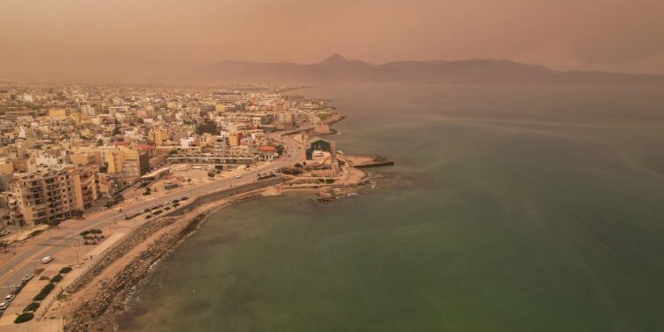 Απόκοσμο σκηνικό – Η σκόνη κάλυψε το Ηράκλειο (εικόνες)