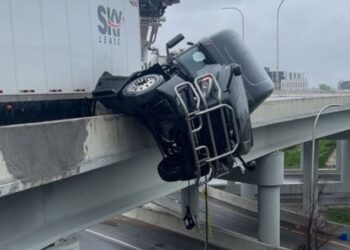 «Δεν θέλω να πεθάνω»: Δραματικές στιγμές για οδηγό που εγκλωβίστηκε στο φορτηγό του ενώ κρεμόταν από γέφυρα