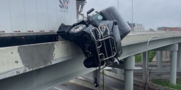 «Δεν θέλω να πεθάνω»: Δραματικές στιγμές για οδηγό που εγκλωβίστηκε στο φορτηγό του ενώ κρεμόταν από γέφυρα