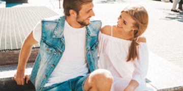 Δεν θέλει η σύντροφός του να ανακαλύψει ότι είναι από πλούσια οικογένεια