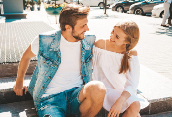 Δεν θέλει η σύντροφός του να ανακαλύψει ότι είναι από πλούσια οικογένεια