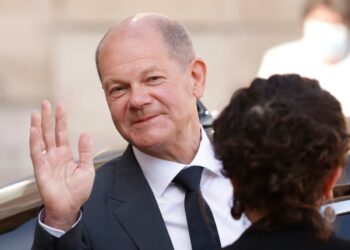 Η τελετή του «Μεγάλου Αποχαιρετισμού» για τον απερχόμενο καγκελάριο Όλαφ Σολτς