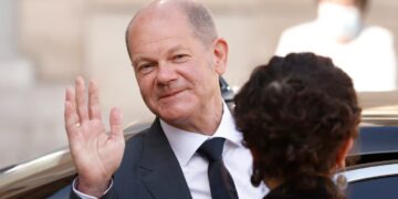 Η τελετή του «Μεγάλου Αποχαιρετισμού» για τον απερχόμενο καγκελάριο Όλαφ Σολτς