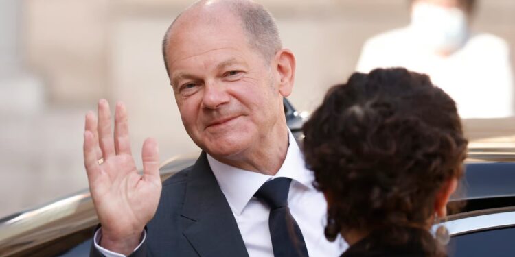 Η τελετή του «Μεγάλου Αποχαιρετισμού» για τον απερχόμενο καγκελάριο Όλαφ Σολτς