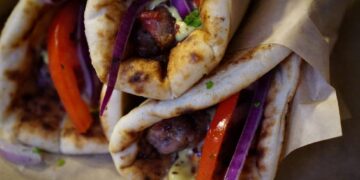 Σουβλάκι: «Καίει» η τιμή του