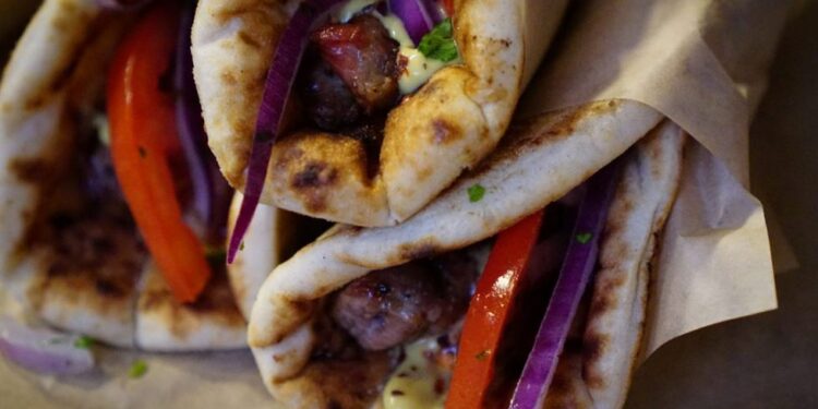 Σουβλάκι: «Καίει» η τιμή του