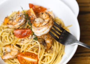 Συνταγή για λαχταριστή γαριδομακαρονάδα με βούτυρο και σκόρδο