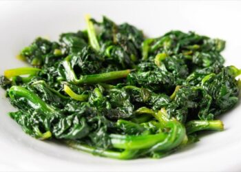 Γιατί τα χόρτα αξίζουν μια θέση στο πιάτο σας (και τι να προσέξετε)