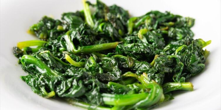 Γιατί τα χόρτα αξίζουν μια θέση στο πιάτο σας (και τι να προσέξετε)