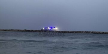 Πέντε αποτυχημένες προσπάθειες να δέσει στο λιμάνι εξαιτίας των ισχυρών ανέμων