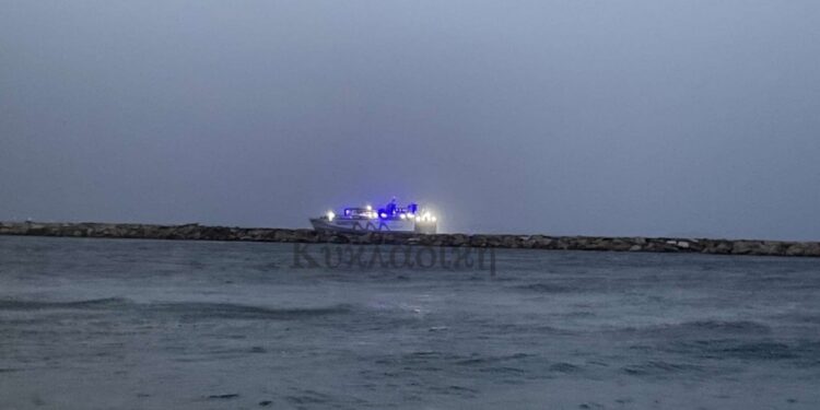 Πέντε αποτυχημένες προσπάθειες να δέσει στο λιμάνι εξαιτίας των ισχυρών ανέμων