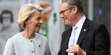 Νέα συμφωνία Βρετανίας-ΕΕ: Πιο εύκολες εξαγωγές, φθηνότερα προϊόντα και νέες ευκαιρίες για νέους