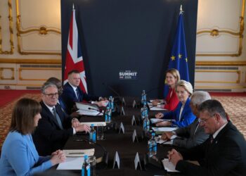 Ο Στάρμερ χαιρετίζει μια «νέα στρατηγική σύμπραξη» με την Ευρωπαϊκή Ένωση