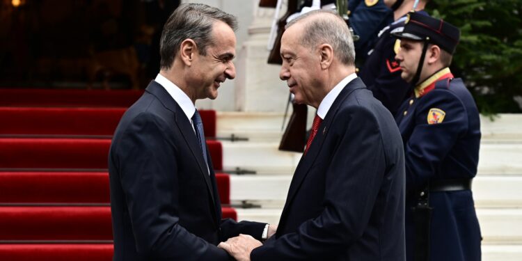 «Τρέχοντας» πίσω από τον… Ερντογάν