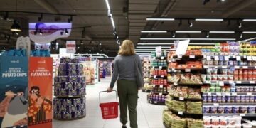 Στη μάχη κατά της ακρίβειας με νέα «όπλα»