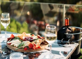 Το καλοκαίρι κάνει θεαματική είσοδο στο Swell Rooftop