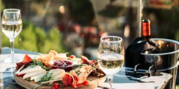 Το καλοκαίρι κάνει θεαματική είσοδο στο Swell Rooftop