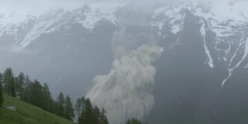 Massive Landslide on Glacier in the Alps – Watch Video