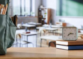 Η μείωση της ύλης, οι εκπαιδευτικοί μονόλογοι και τα πειράματα με τα προγράμματα σπουδών