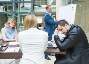 Η συμπεριφορά που εκνευρίζει τους συναδέλφους περισσότερο από κάθε άλλη