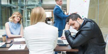 Η συμπεριφορά που εκνευρίζει τους συναδέλφους περισσότερο από κάθε άλλη