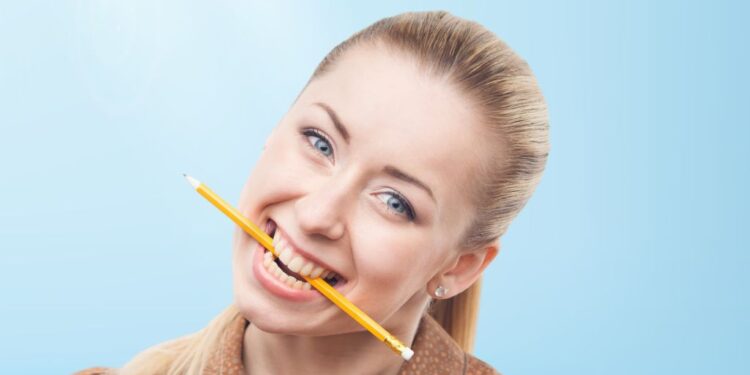 Δαγκώνετε το μολύβι σας; Επιστήμονες ανακάλυψαν ότι μπορεί να κάνει και καλό αυτή η «κακή» συνήθεια