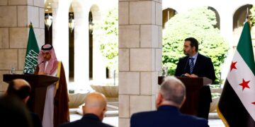 Στη Δαμασκό ο ΥΠΕΞ της Σαουδικής Αραβίας, υπόσχεται να βοηθήσει στην ανοικοδόμηση της χώρας