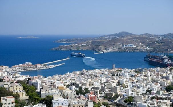 Η Σύρος πρώτη ανάμεσα στα «κρυμμένα πετράδια» της Ελλάδας για το 2025​​​​​​​​​​​
