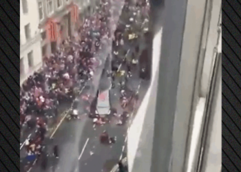 Car crashed into the crowd in Liverpool during the championship celebrations (videos)