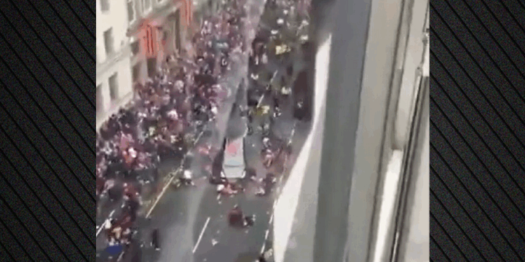 Car crashed into the crowd in Liverpool during the championship celebrations (videos)