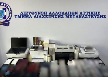 Αττική: Eντοπίστηκε εργαστήριο κατάρτισης πλαστών ταξιδιωτικών εγγράφων – Μία σύλληψη