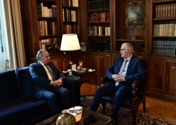 Συνάντηση Κ. Τασούλα με τον Γ. Κουμουτσάκο – Στο επίκεντρο η απόφαση της UNESCO να ανακηρυχθεί η 9η Φεβρουαρίου ως Παγκόσμια Ημέρα Ελληνικής Γλώσσας