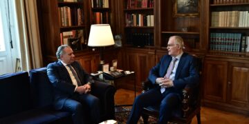 Συνάντηση Κ. Τασούλα με τον Γ. Κουμουτσάκο – Στο επίκεντρο η απόφαση της UNESCO να ανακηρυχθεί η 9η Φεβρουαρίου ως Παγκόσμια Ημέρα Ελληνικής Γλώσσας