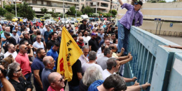 Ένταση στη συγκέντρωση των οδηγών ταξί έξω από το Υπουργείο Μεταφορών