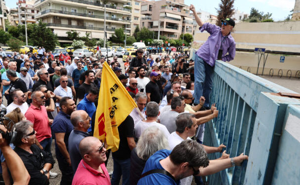 Ένταση στη συγκέντρωση των οδηγών ταξί έξω από το Υπουργείο Μεταφορών