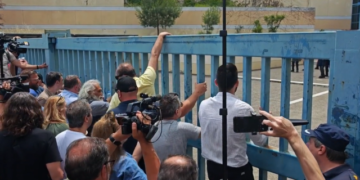 Ministry statement: “We asked from the taxi drivers and owners for a meeting without Lyberopoulos”