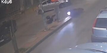 Θεσσαλονίκη: Οδηγός μηχανής τινάχθηκε στον αέρα έπειτα από σφοδρή σύγκρουση με αυτοκίνητο