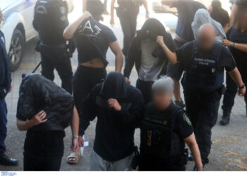 Θεσσαλονίκη: Δίωξη για 13 αδικήματα στους 28 συλληφθέντες για την ακροδεξιά εγκληματική οργάνωση