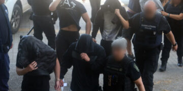 Θεσσαλονίκη: Δίωξη για 13 αδικήματα στους 28 συλληφθέντες για την ακροδεξιά εγκληματική οργάνωση