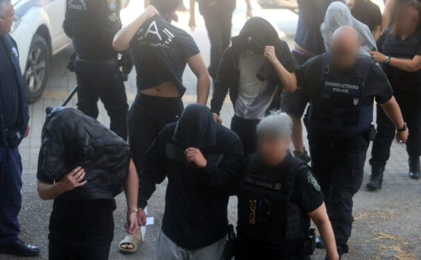 Θεσσαλονίκη: Δίωξη για 13 αδικήματα στους 28 συλληφθέντες για την ακροδεξιά εγκληματική οργάνωση