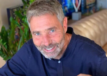 «Μούδιασαν ταυτόχρονα, σαν σολ ματζόρε, η γλώσσα, το μάγουλο και το χέρι από την ίδια πλευρά…»