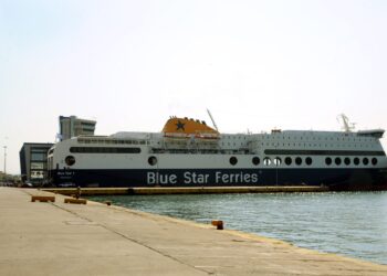 Τηλεφώνημα για βόμβα στο Blue Star 1 – Εκκενώνεται το πλοίο