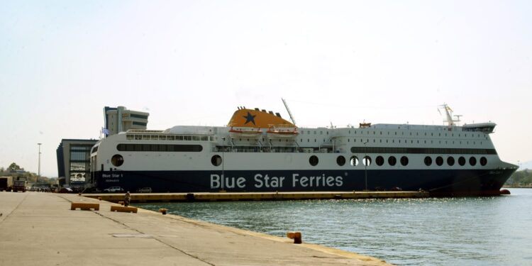 Τηλεφώνημα για βόμβα στο Blue Star 1 – Εκκενώνεται το πλοίο