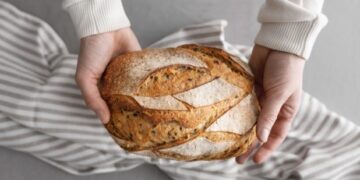 Πανεύκολη συνταγή για σπιτικό ψωμί με μόλις 4 υλικά