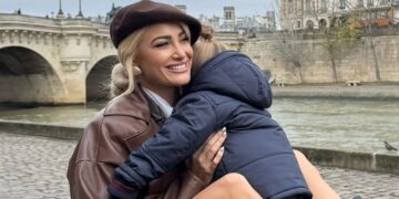 Η φωτογραφία με τον γιο της – «Ο μπαμπάς μας πήρε φιδάκι»