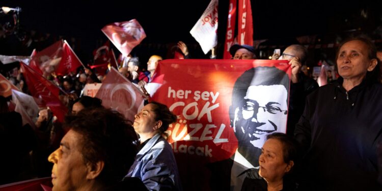 Δημοσκοπήσεις: Ενισχύεται το ρεύμα στήριξης στον Ιμάμογλου