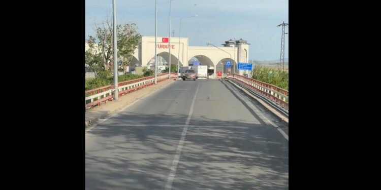 Ο… πρωτοφανής πληθωρισμός στη χώρα τους στέλνει Τούρκους στην Ελλάδα για τα καθημερινά τους ψώνια