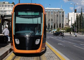 Φορτηγό παρέσυρε καλώδια του τραμ – Ακινητοποιήθηκε συρμός