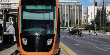 Φορτηγό παρέσυρε καλώδια του τραμ – Ακινητοποιήθηκε συρμός