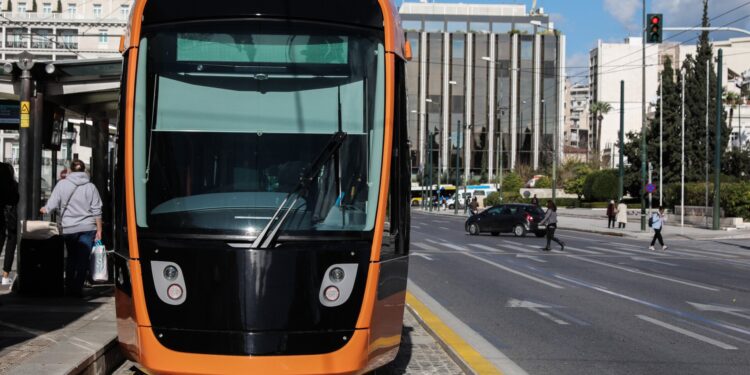 Φορτηγό παρέσυρε καλώδια του τραμ – Ακινητοποιήθηκε συρμός